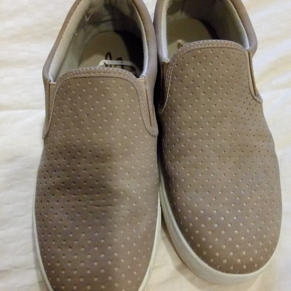 582) women's slip on shoes. Seven7. - Picture 2 of 12